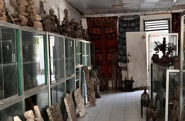 Art Shop Antiques & Souvenir