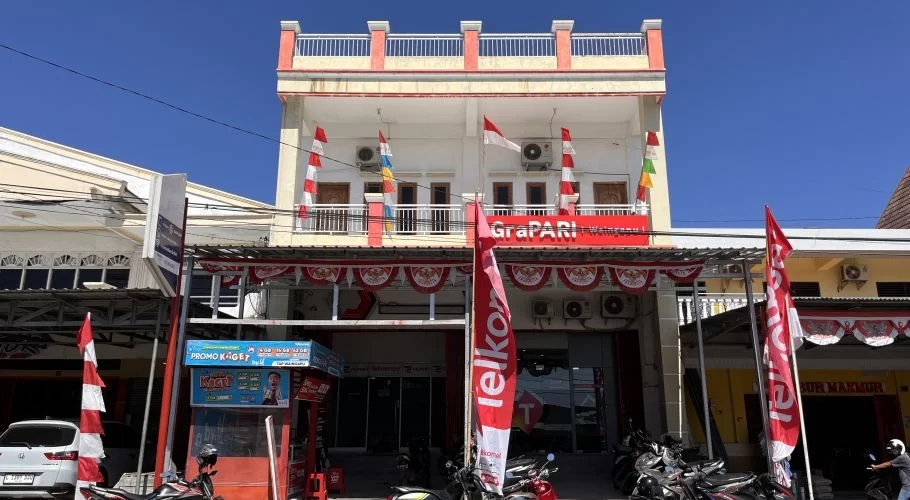 Grapari telkomsel 1 front of grapari store
