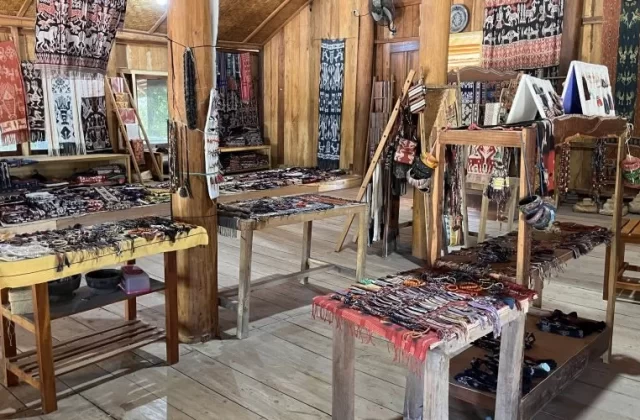 Kampung Raja Prailiu Ikat Weaving Gallery