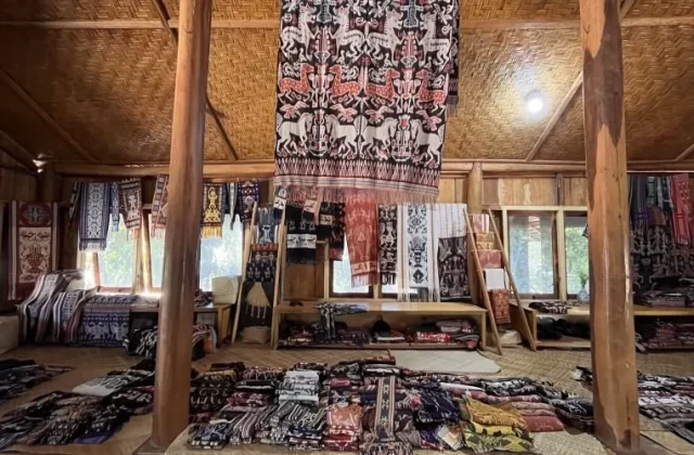 Kampung Raja Prailiu Ikat Weaving Gallery