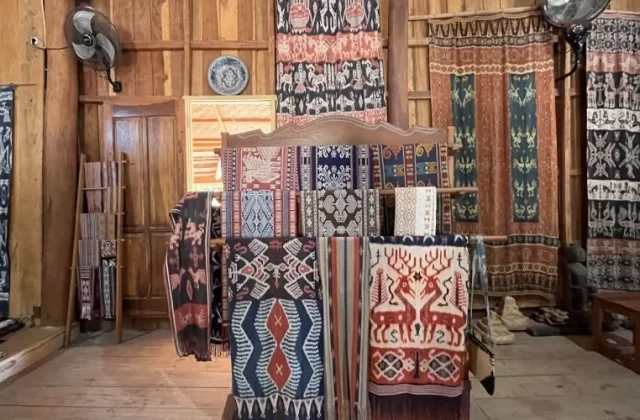 Kampung Raja Prailiu Ikat Weaving Gallery