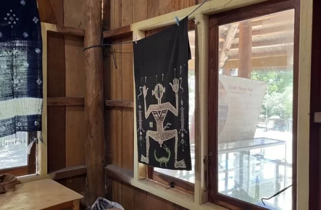 Kampung Raja Prailiu Ikat Weaving Gallery